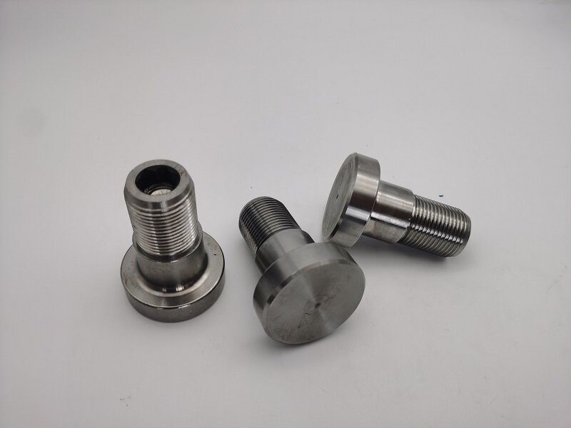 Как ковочная обработка повышает прочность и точность промышленных компонентов?